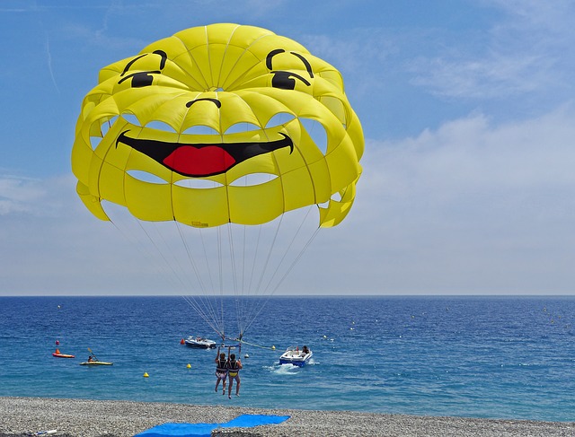 parasailimg u moře