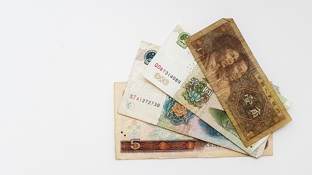 čtyři bankovky na bílém pozadí