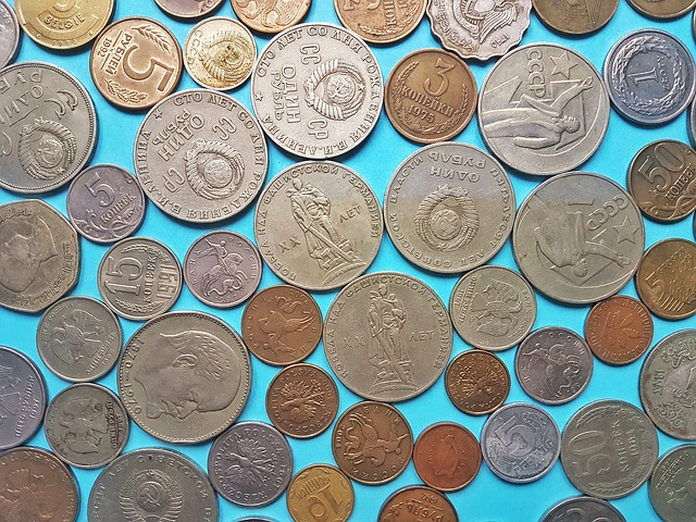drobné asijské mince na modrém pozadí